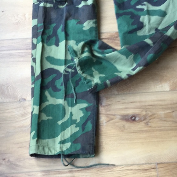 Men’s Camouflage Cargo Fatigue Type Trousers. - Picture 3 of 7